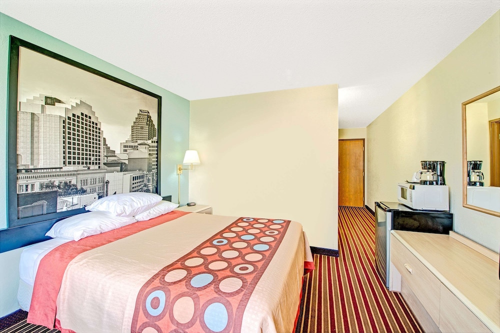 غرفة قياسية بسرير كينج، Super 8 by Wyndham San Antonio/Fiesta 2/6