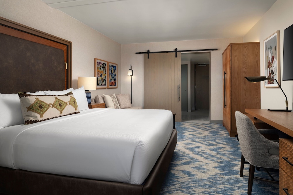 ROOM, KING BED, POOL VIEW