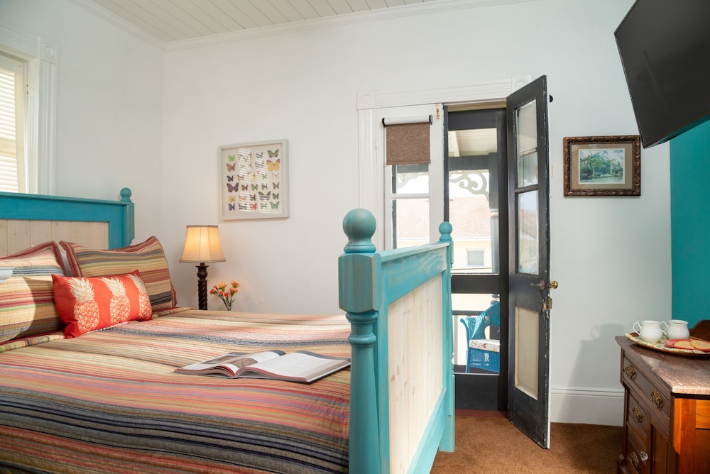 Retreat, Queen and Twin Beds