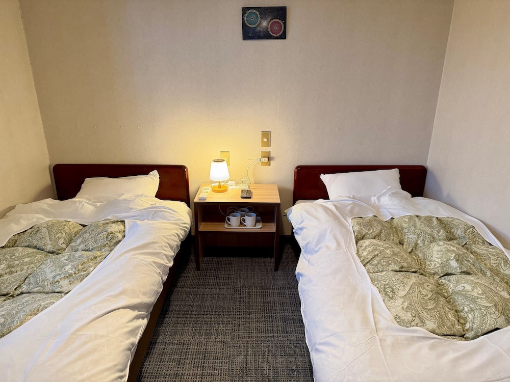 ROOM, TWIN BEDS