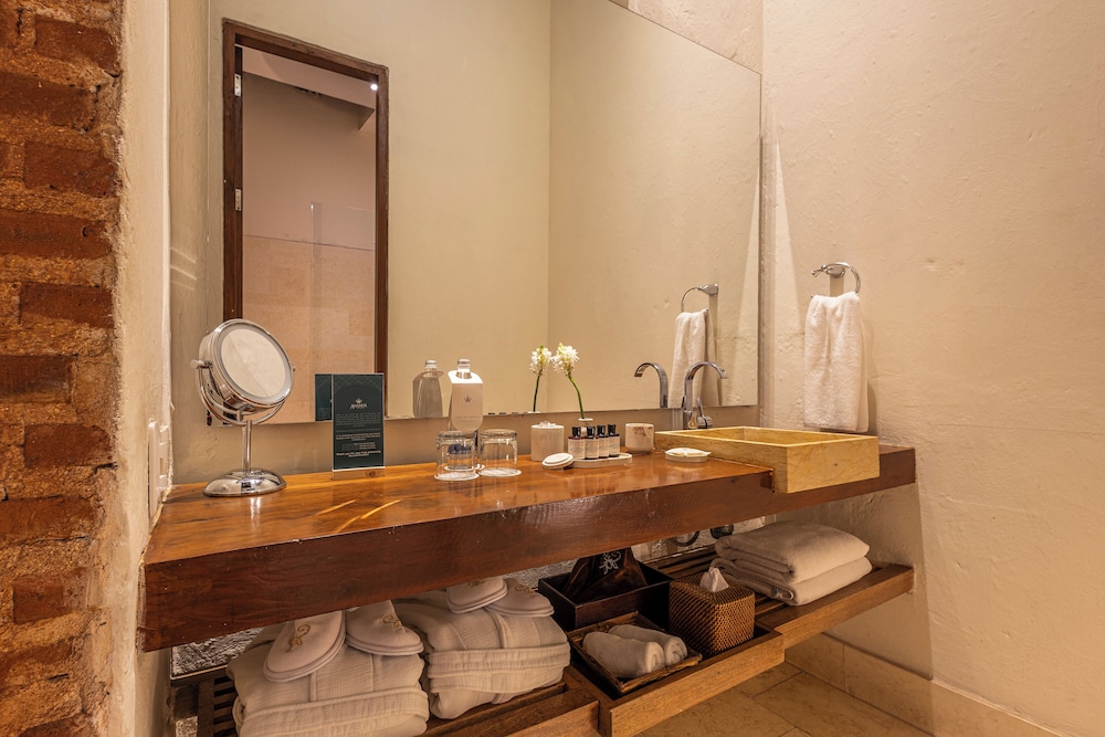 Ananda Hotel Boutique 68/70