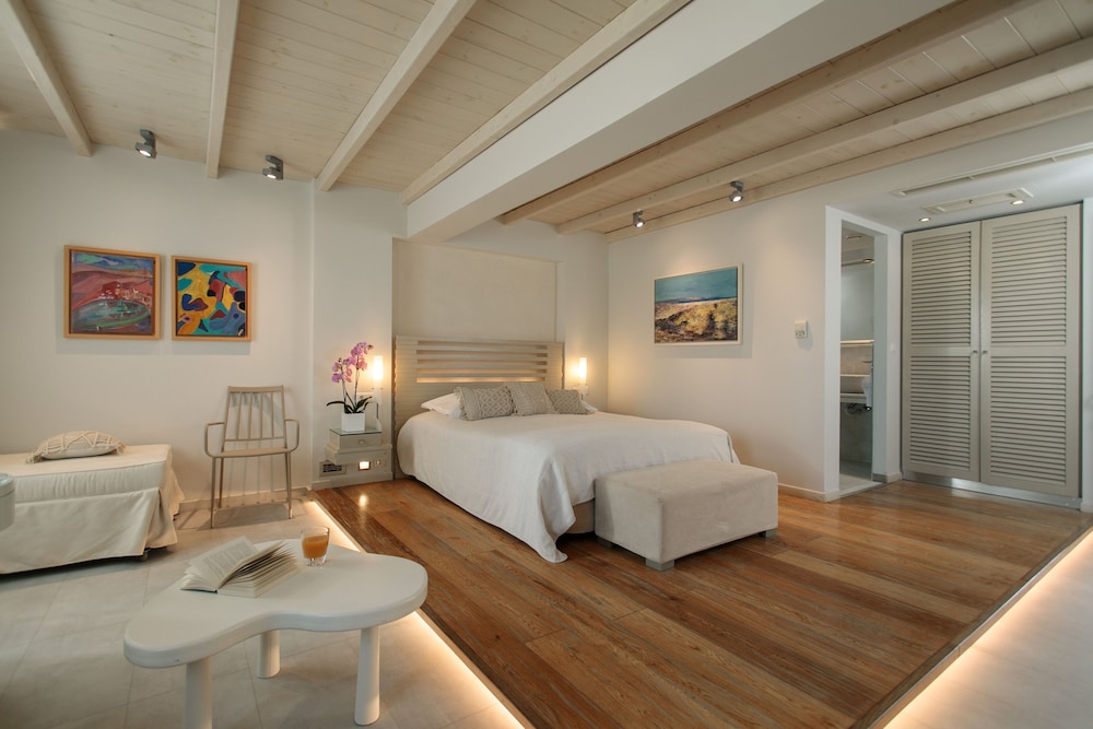 Iria Beach art hotel 28/69