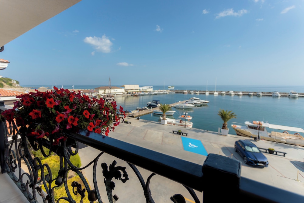 Palace-Marina Dinevi Hotel 40/44