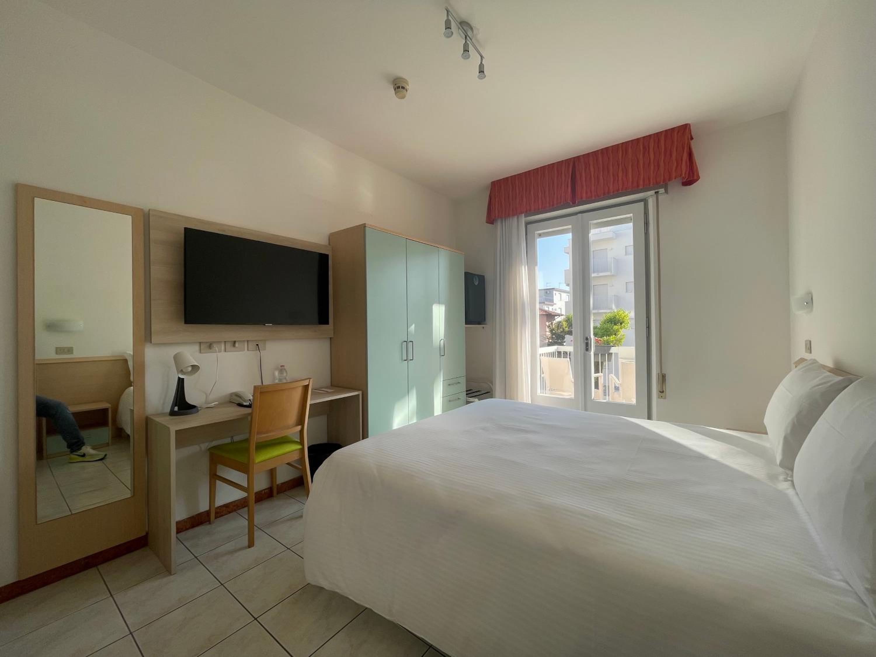ROOM, TRIPLE