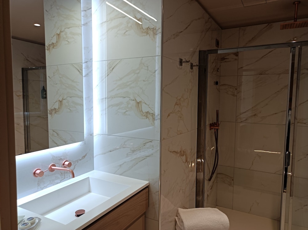 شقة بسرير كينج بغرفتي نوم مع أريكة، Miramare Suites 2/2