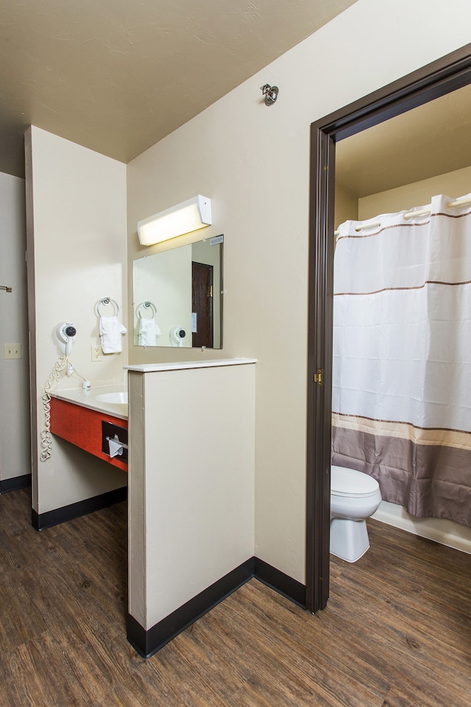 Hotel J Green Bay Formerly Airport Settle Inn 30/72