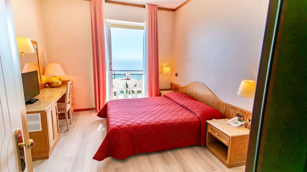 غرفة بسرير مزدوج بإطلالة على البحر بشرفة، Hotel Bobby Executive 2/9