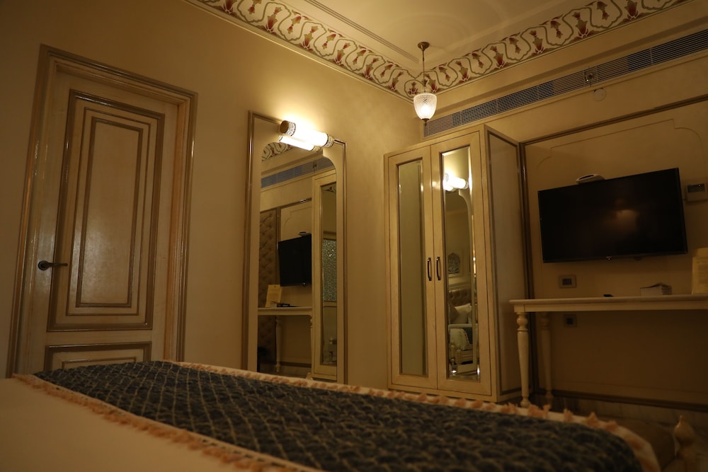 Laxmi Palace Heritage Boutique Hotel 54/65