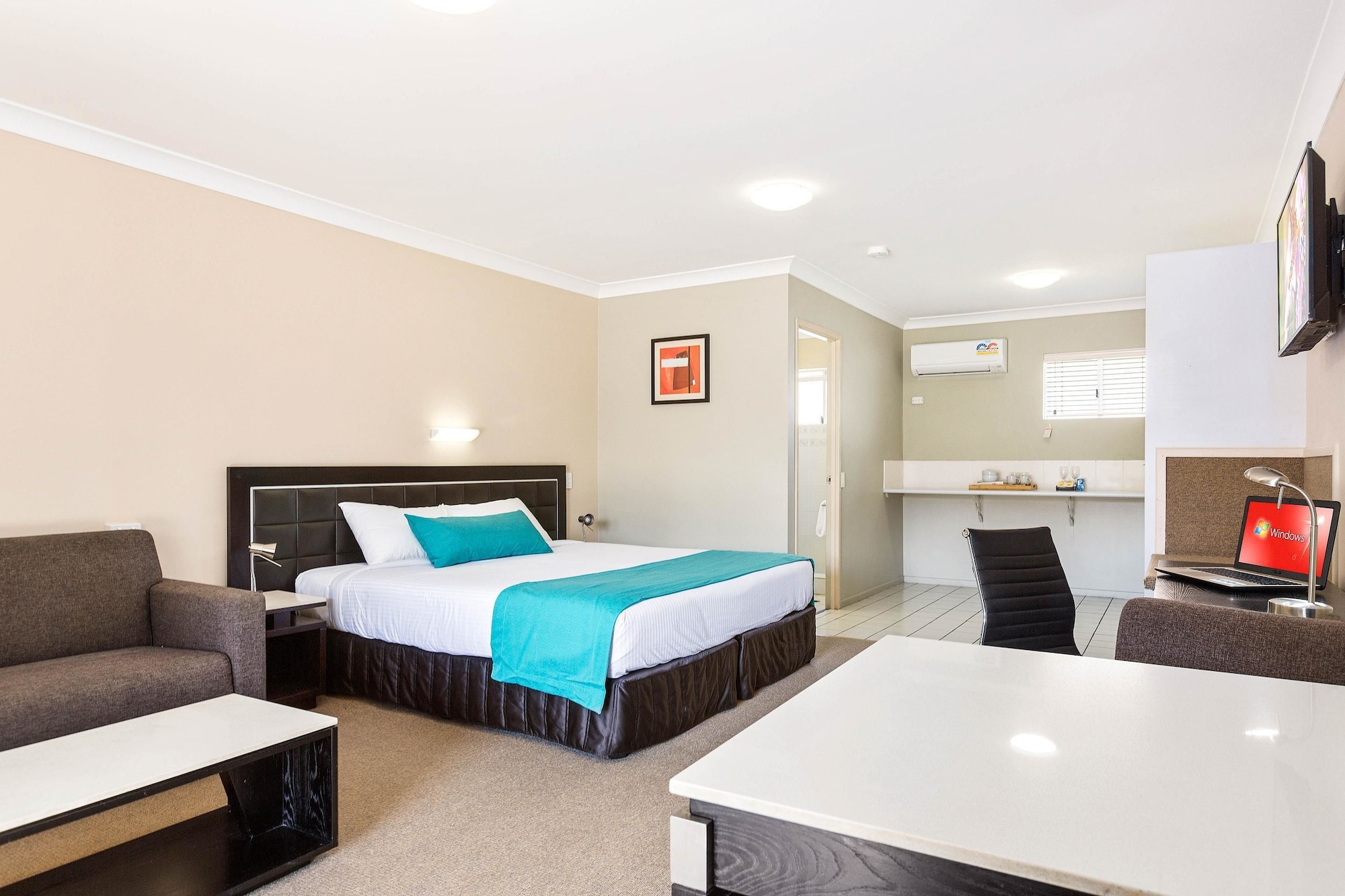 DELUXE, KING BED