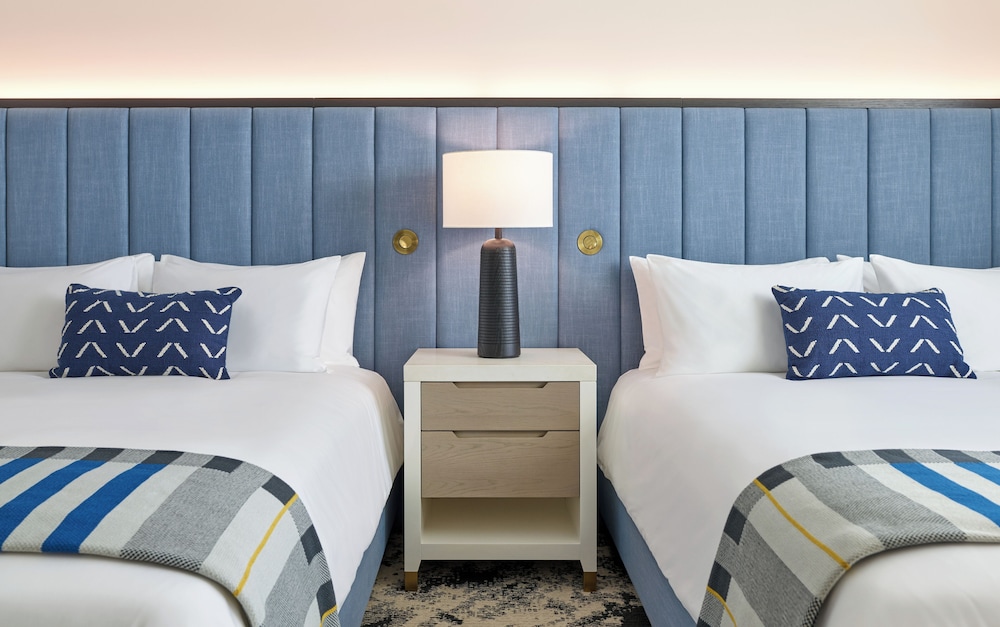 2 Queen Beds, Limelight Boulder 4/11