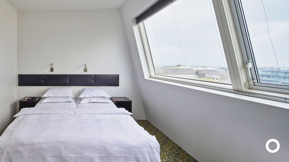 EXECUTIVE, DOUBLE OR TWIN BED