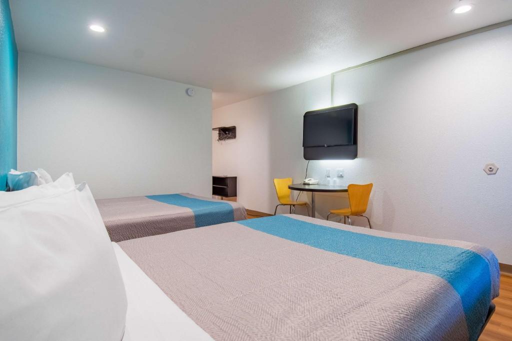 2 Queen Beds - Smoking, Mini Fridge