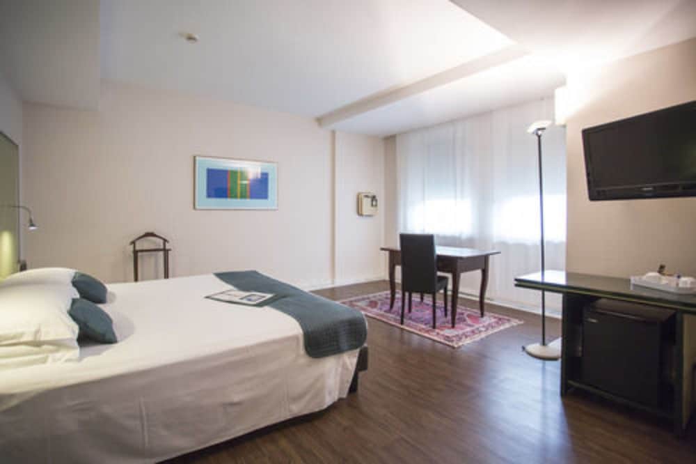 DELUXE, DOUBLE BED