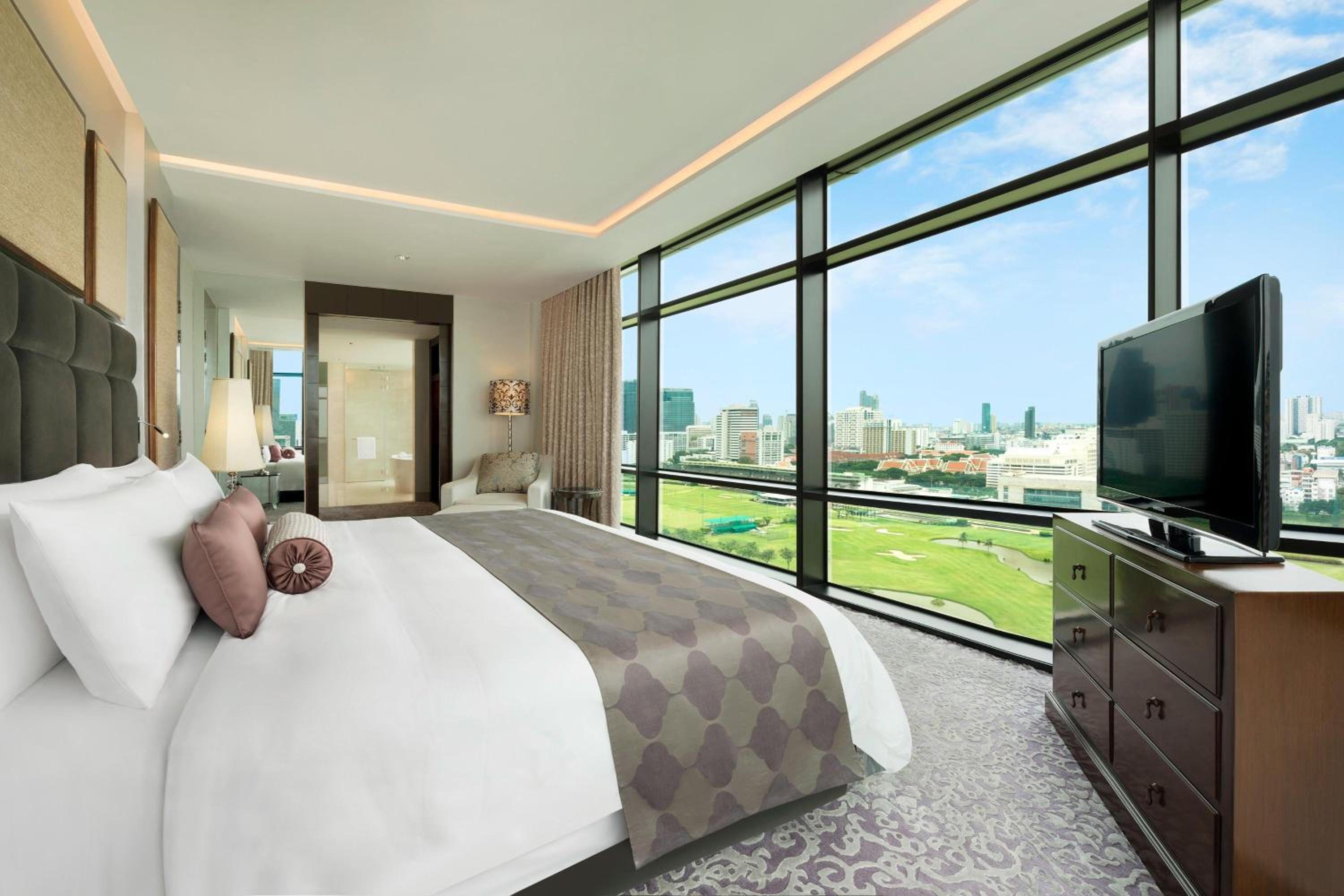 1 Bedroom, Caroline Astor, Suite, King Bed, Golf Course View, Corner