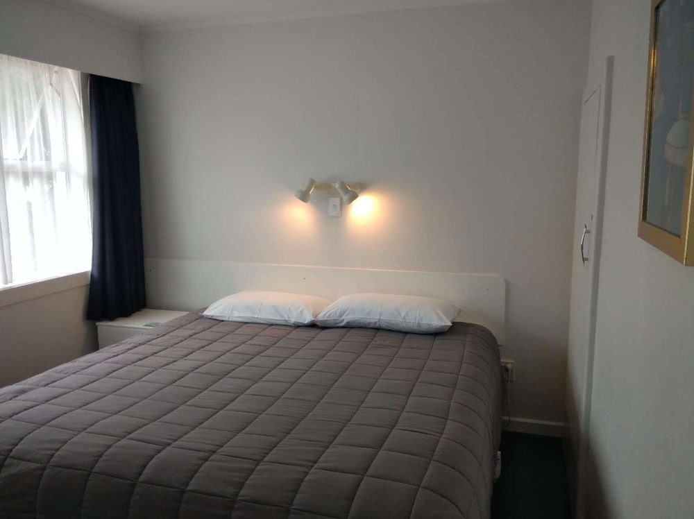 Queens Park Motels 10/60