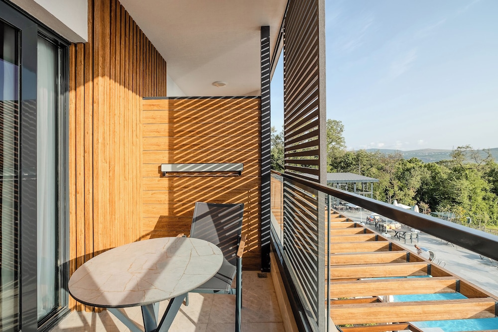Montenegro Lodge 17/50