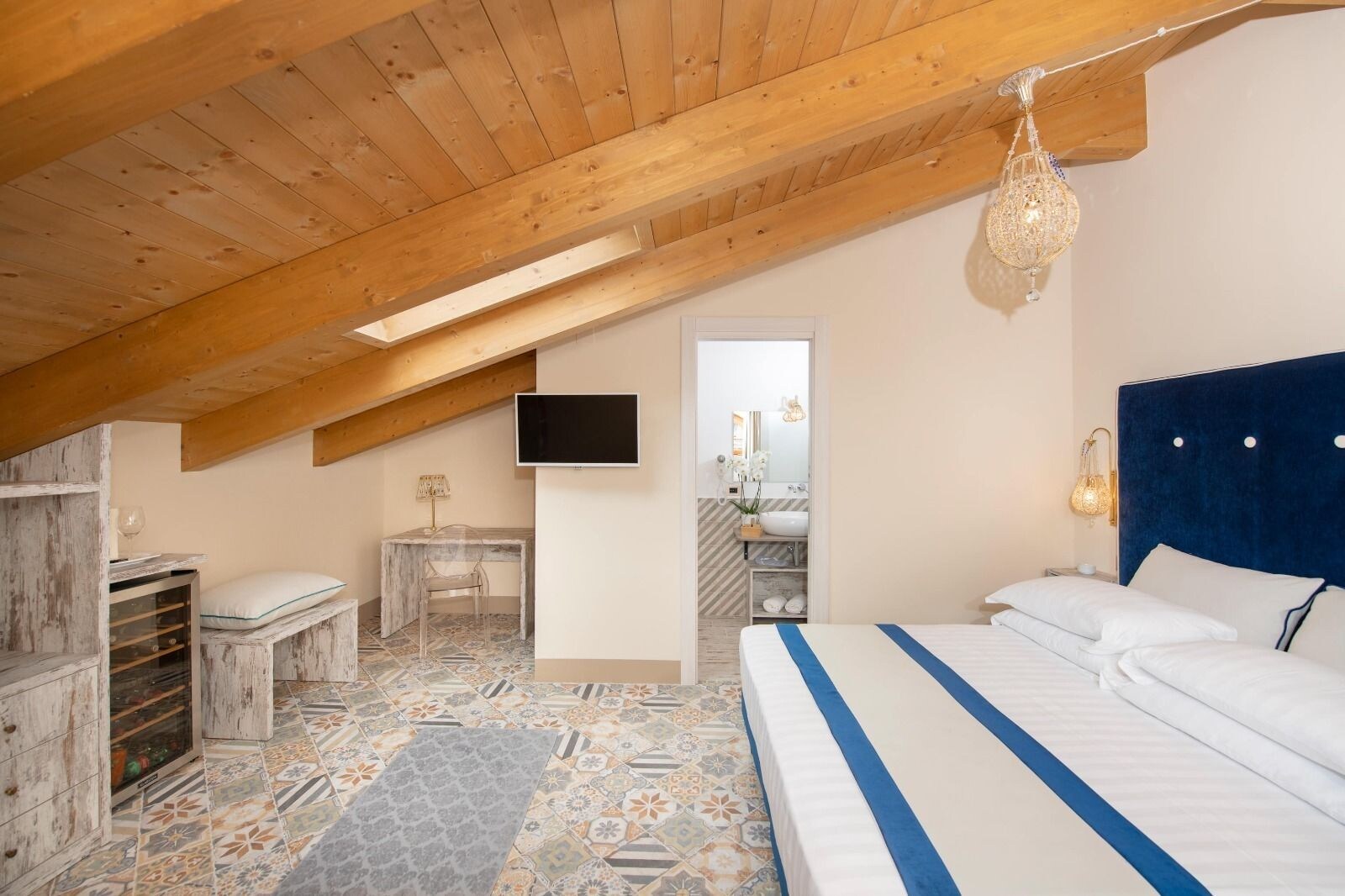 SUPERIOR, DOUBLE OR TWIN BED