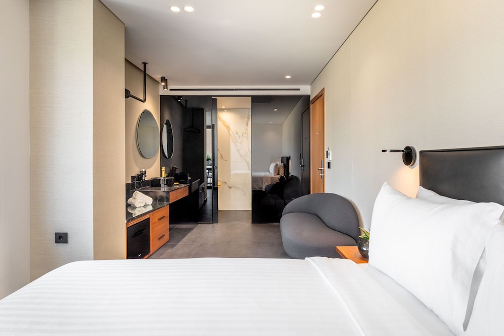 DELUXE, DOUBLE BED