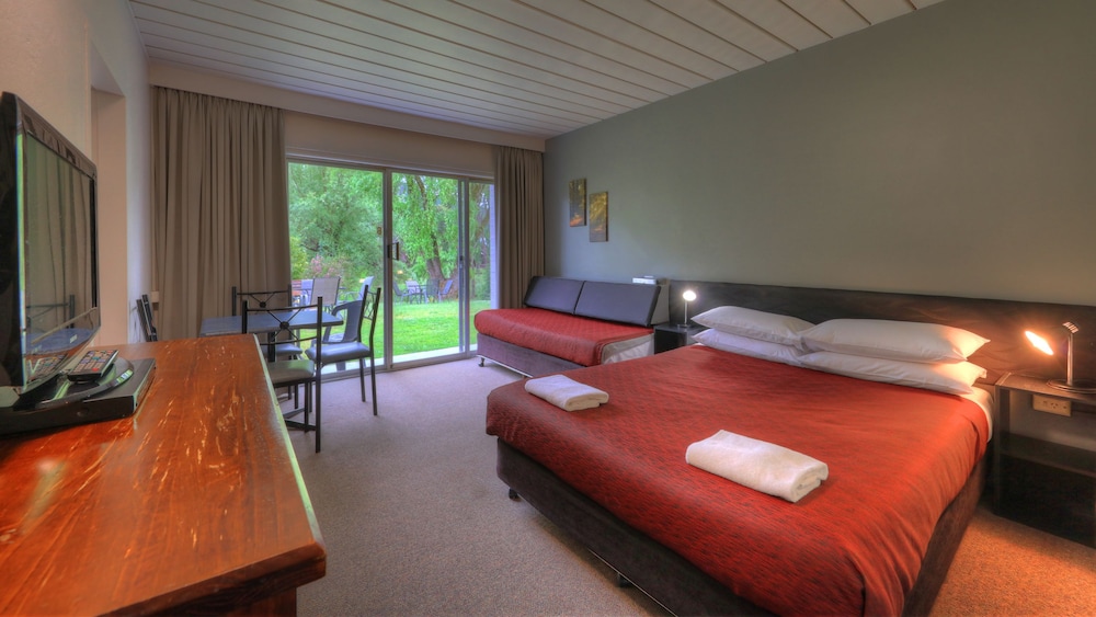 RIVERBANK PARK MOTEL 44/63