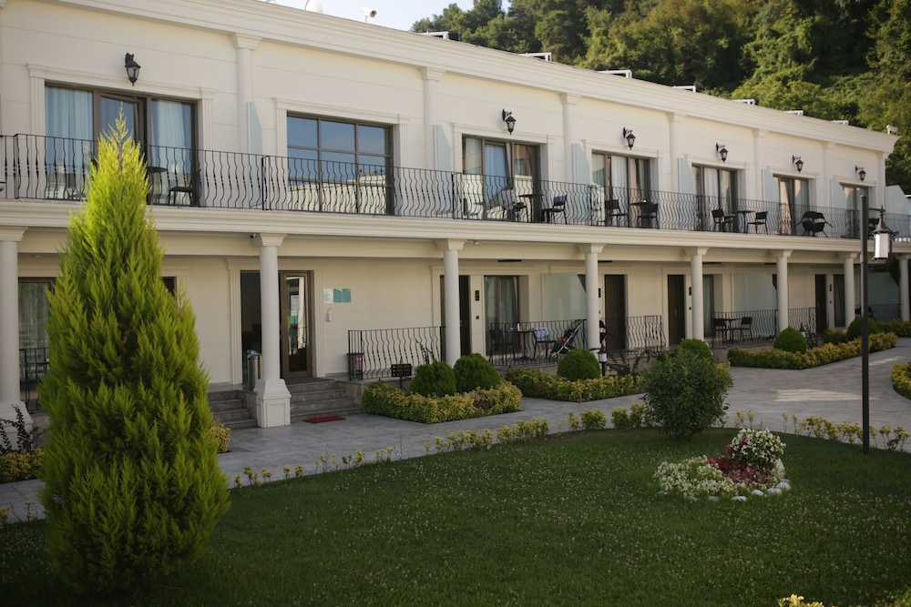 Northdoor Hotel 3/50