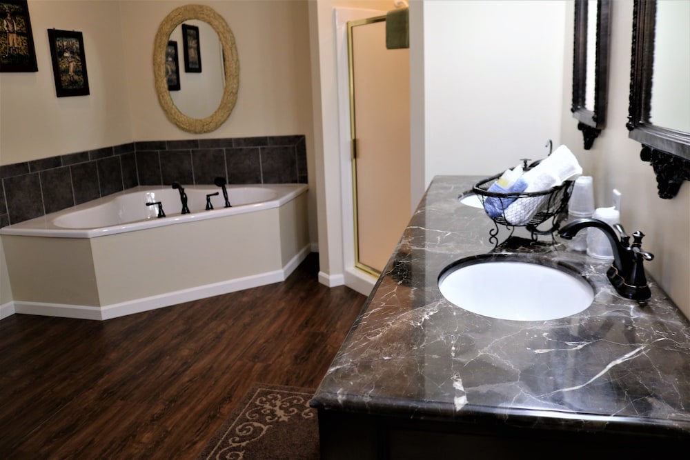 SUPERIOR, SUITE, KING BED, JETTED TUB