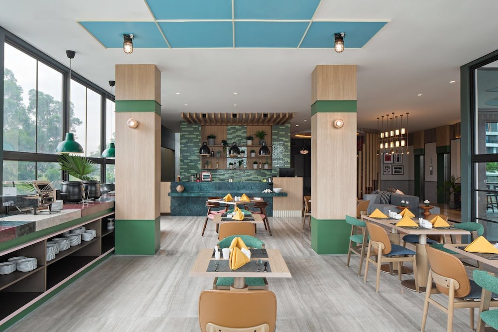MaxOneHotels at Kota Harapan Indah Bekasi 26/32