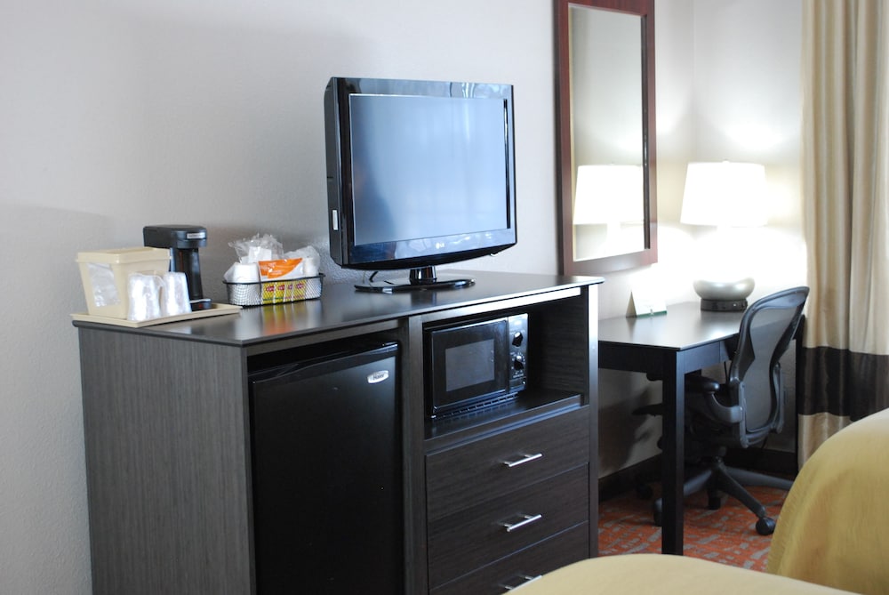 Quality Inn & Suites Fresno Northwest 26/34