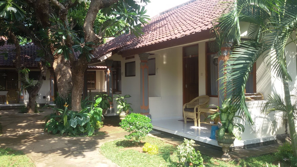 Lovina Beach Hotel 9/65