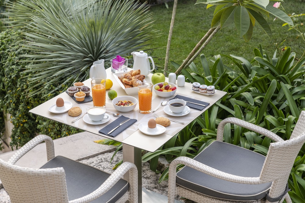 Villa Rosa Hotel 50/65