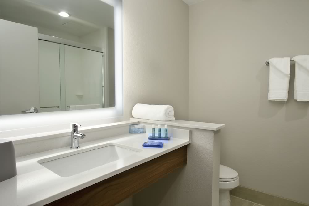 Holiday Inn Express Suites Columbus North 18/54