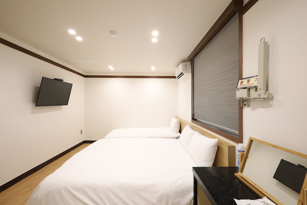 DELUXE, TWIN BEDS
