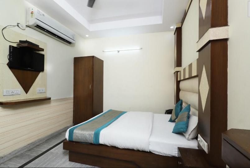 Lord Krishna Dx Inn Hotel 12/33