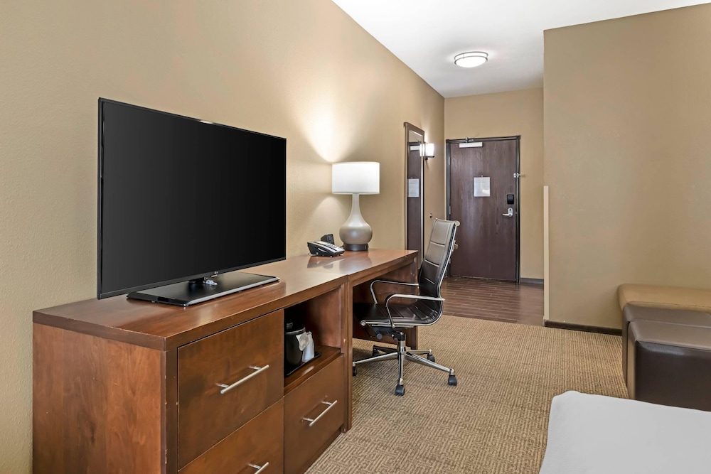 Comfort Suites West Omaha, NE 42/50