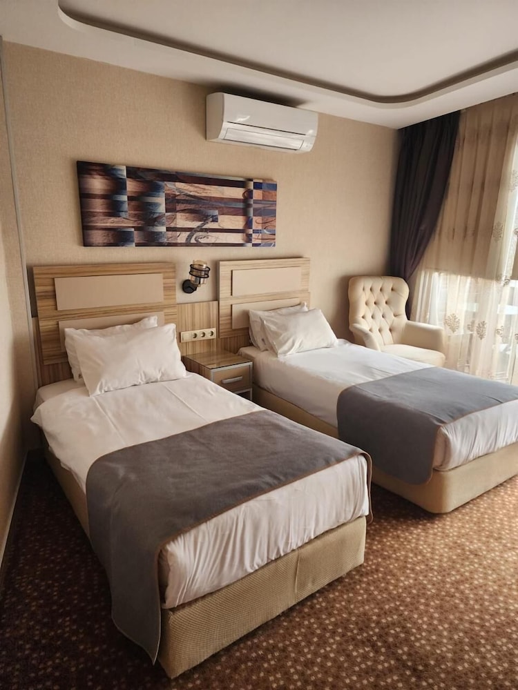 غرفة قياسية بسريرين منفصلين