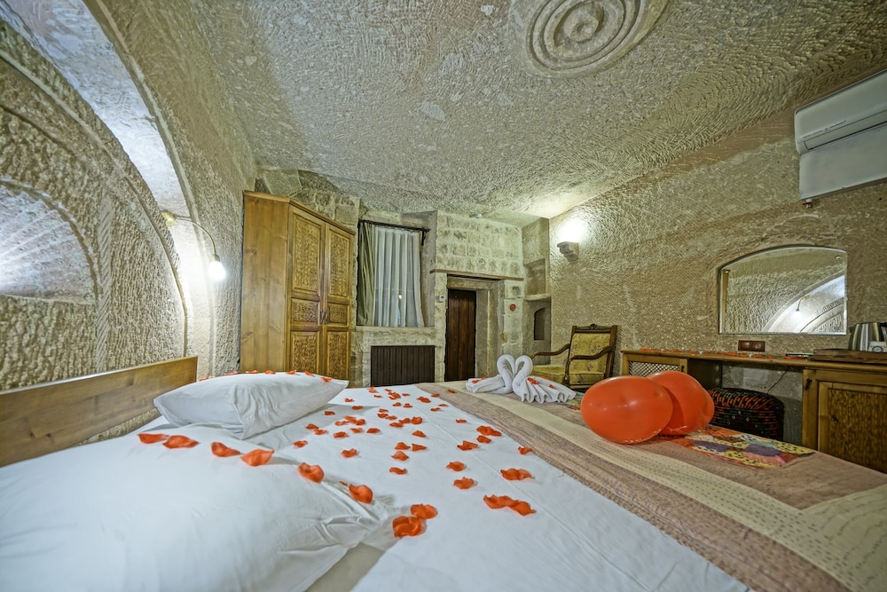 CAVE, CLASSIC, SUITE