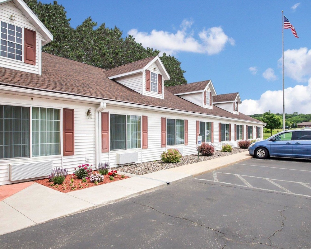 Econo Lodge Inn & Suites Eau Claire South 1/33