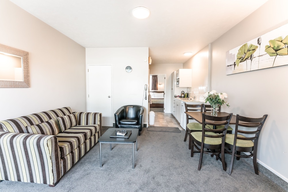 Strathern Motor Lodge 44/59
