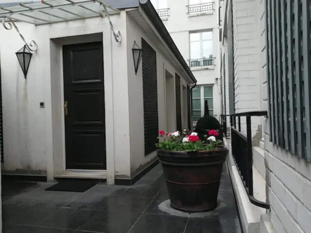 Hotel de la Jatte in NEUILLY SUR SEINE