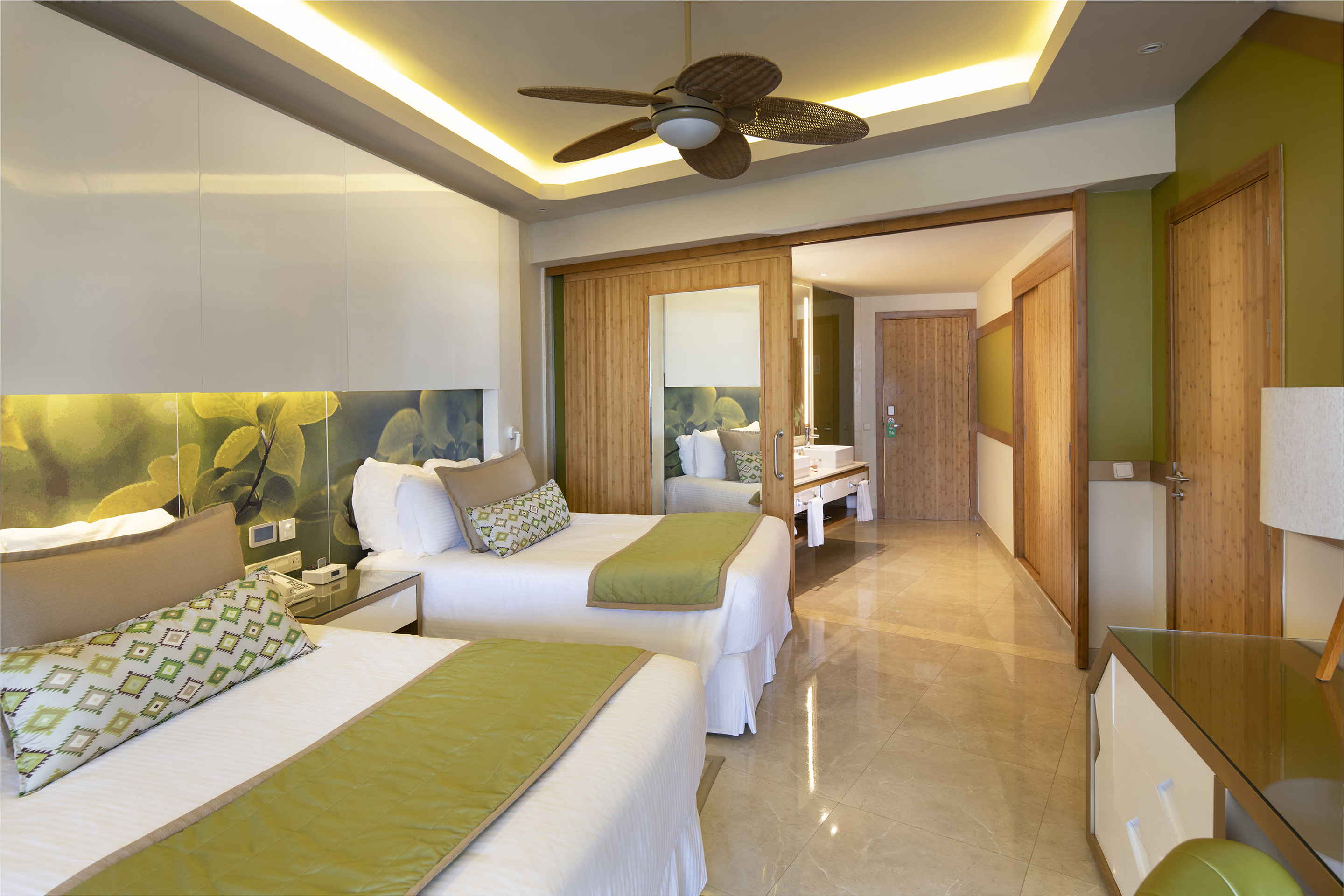 Swim Up, Double Bed