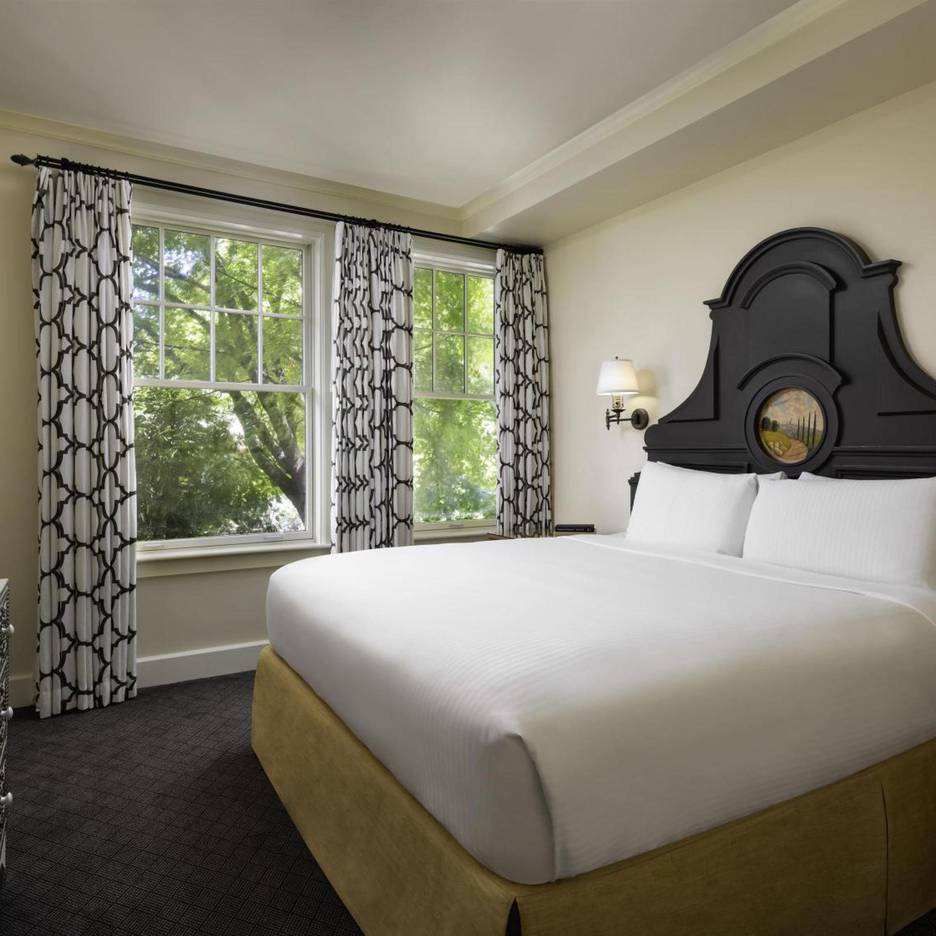 1 Bedroom, Signature, Suite, King Bed, Garden View, Balcony or Patio, Sofa, Hot Tub