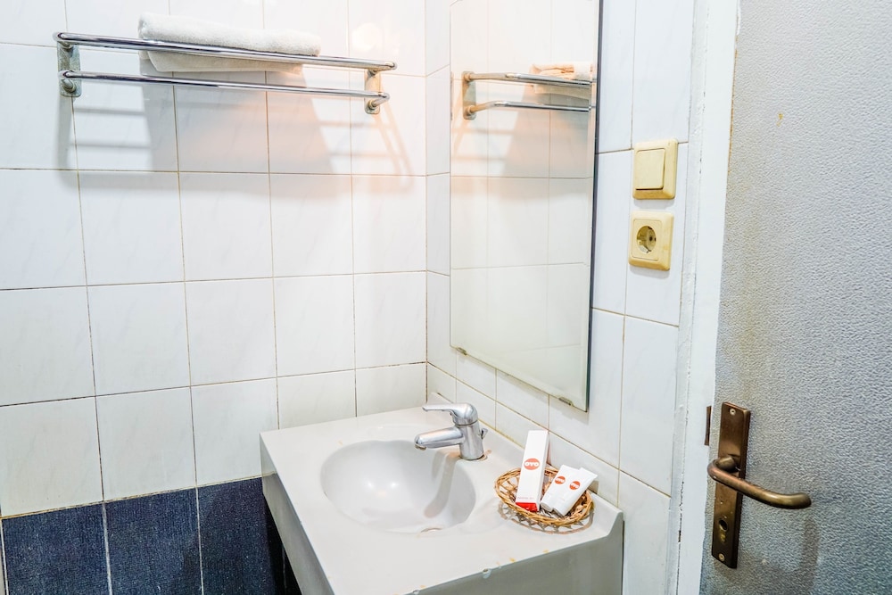 Collection O 1452 Hotel Utari 17/44