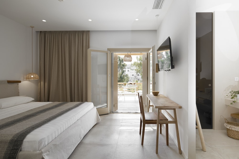 DELUXE, SUITE, OUTDOOR JETTED TUB