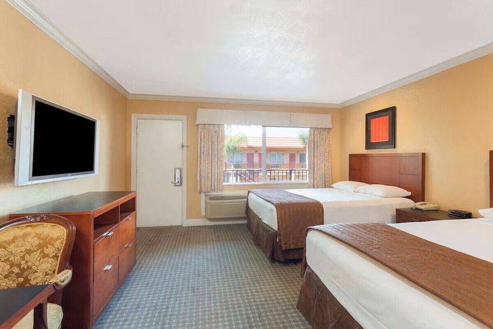 غرفة بسريرين كوين، Om Park Inn and Suites El Cajon near San Diego 4/10