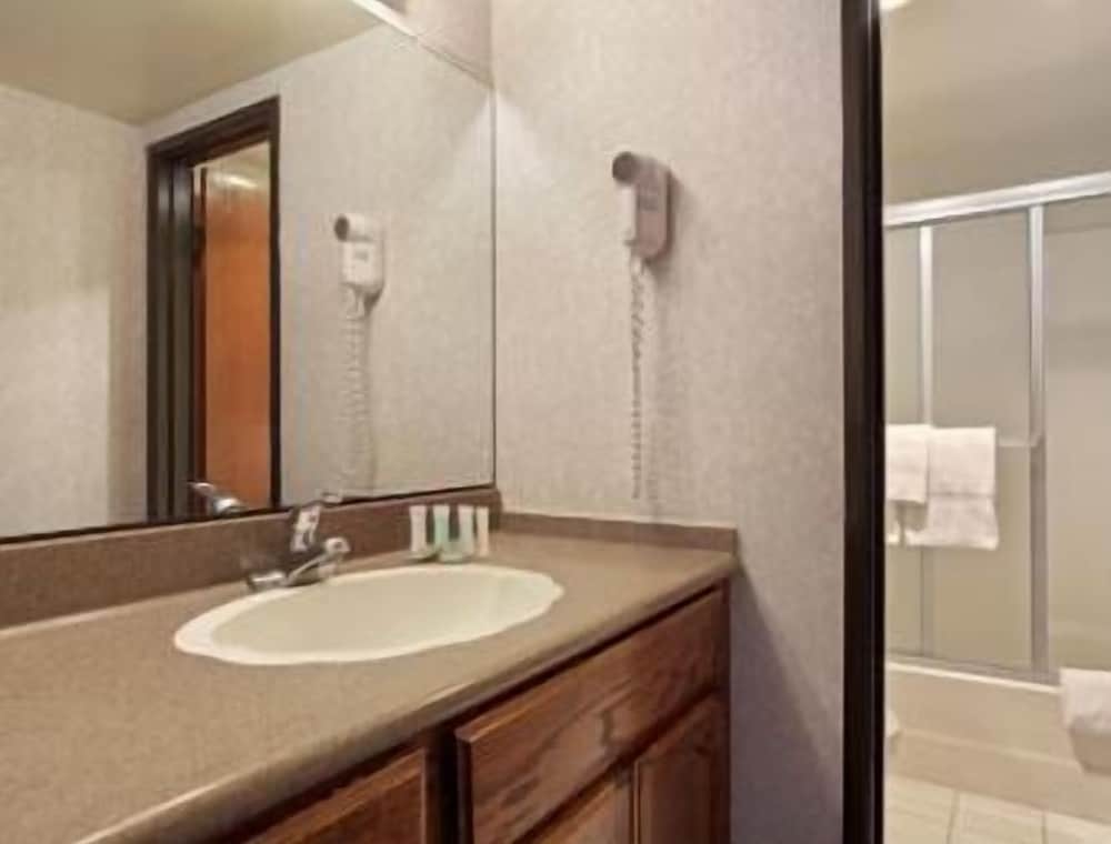 Travelodge by Wyndham Sunset-Huntington Beach Ocean Front 12/15