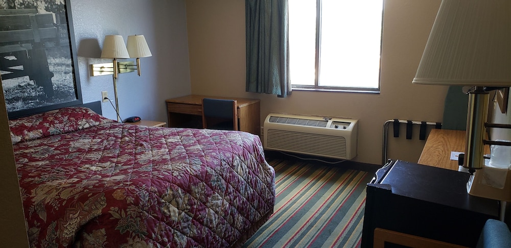 Super 8 By Wyndham Champaign 10/52