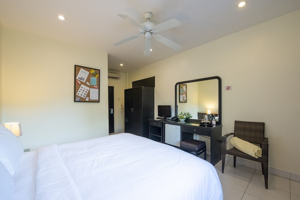 The Lokal Hotel Phuket 10/37
