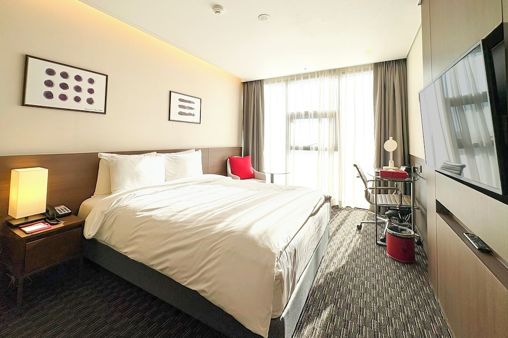 Club, Queen Bed