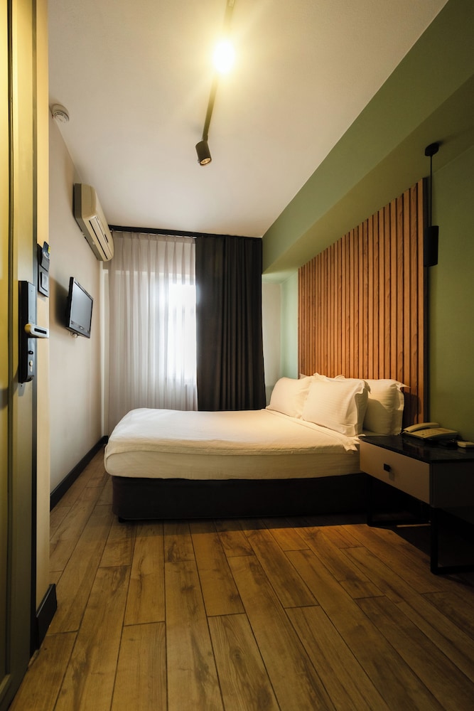 Leons Hotel 7/50