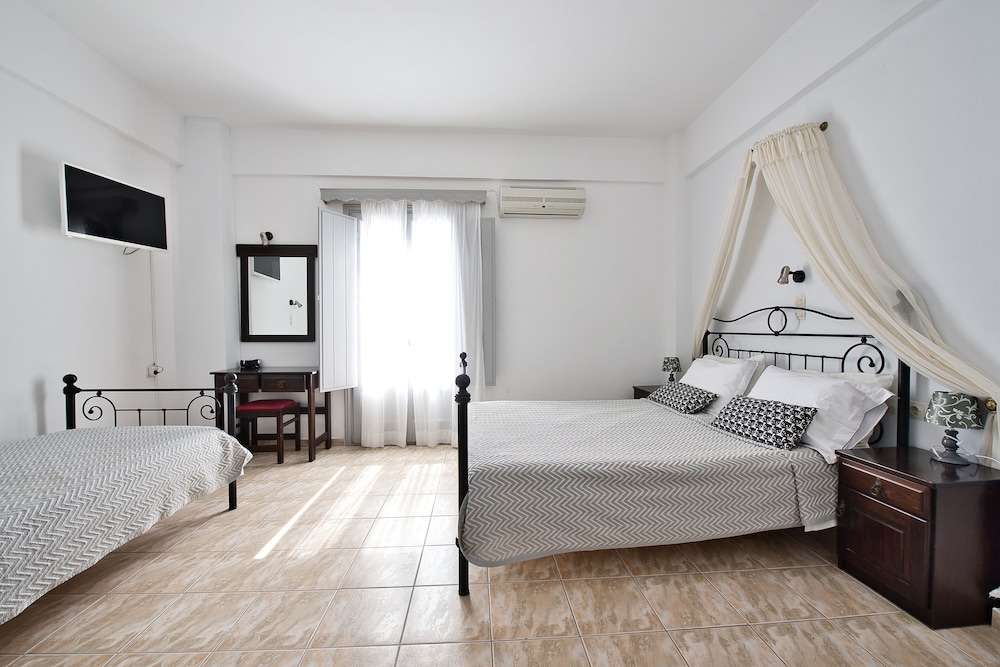 غرفة ثلاثية بسرير مزدوج وسرير فردي، Anessis Santorini 3/8