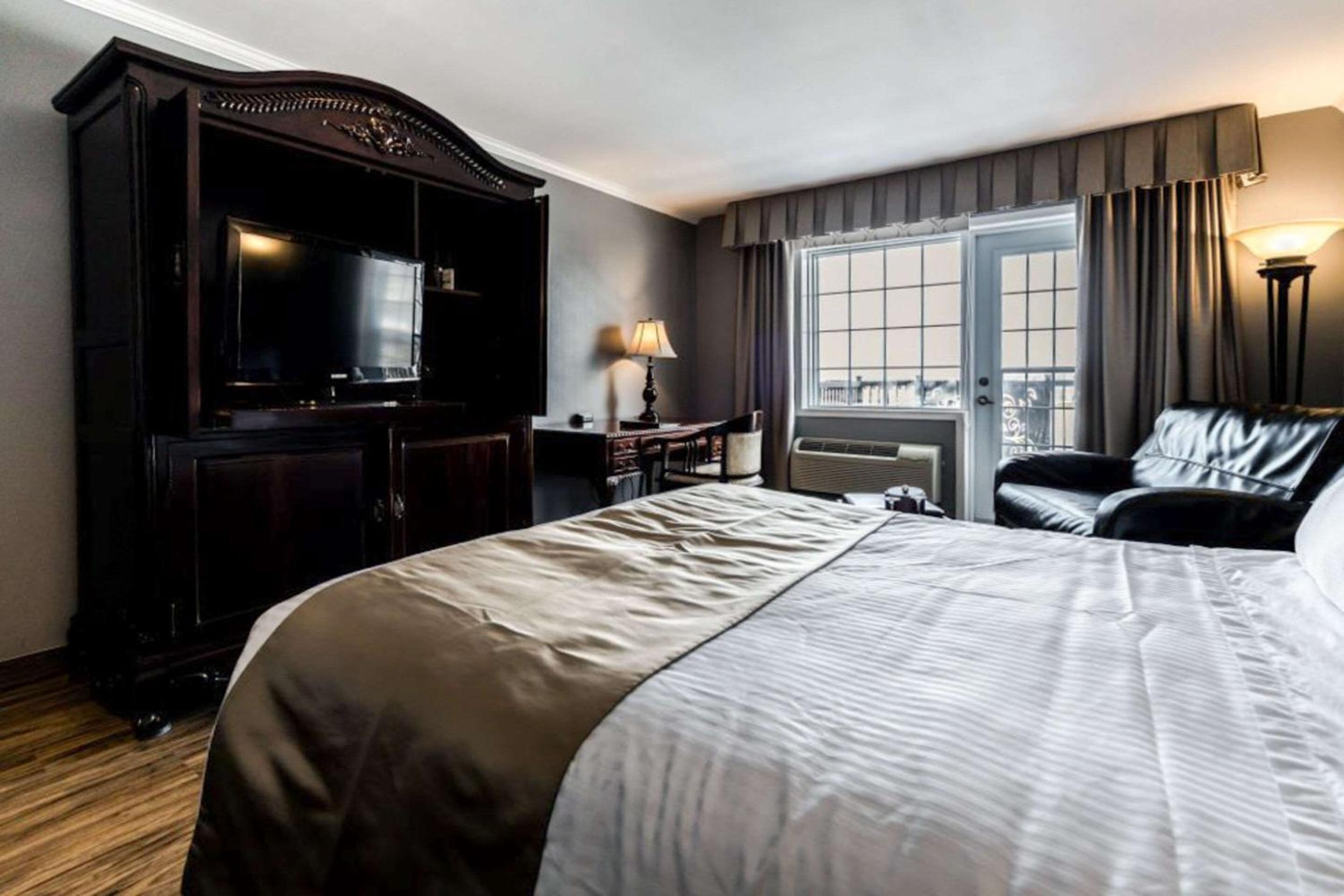 Superior, Queen Bed, Partial Lake View، St Christophe Hotel Spa Ascend Hotel Collection 3/6